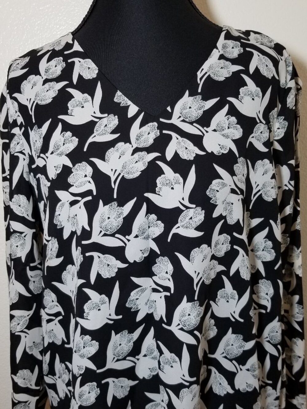 Tahari Woman Medium Black Floral Long Sleeve Blouse Business Minimalist City - Picture 5 of 7